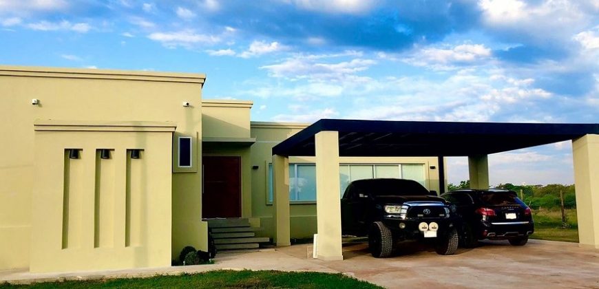 En venta amplia residencia en Surubii a estrenar frente a la cancha de Polo Los Pingos a una cuadra del Camino del golf, Mariano Roque Alonso